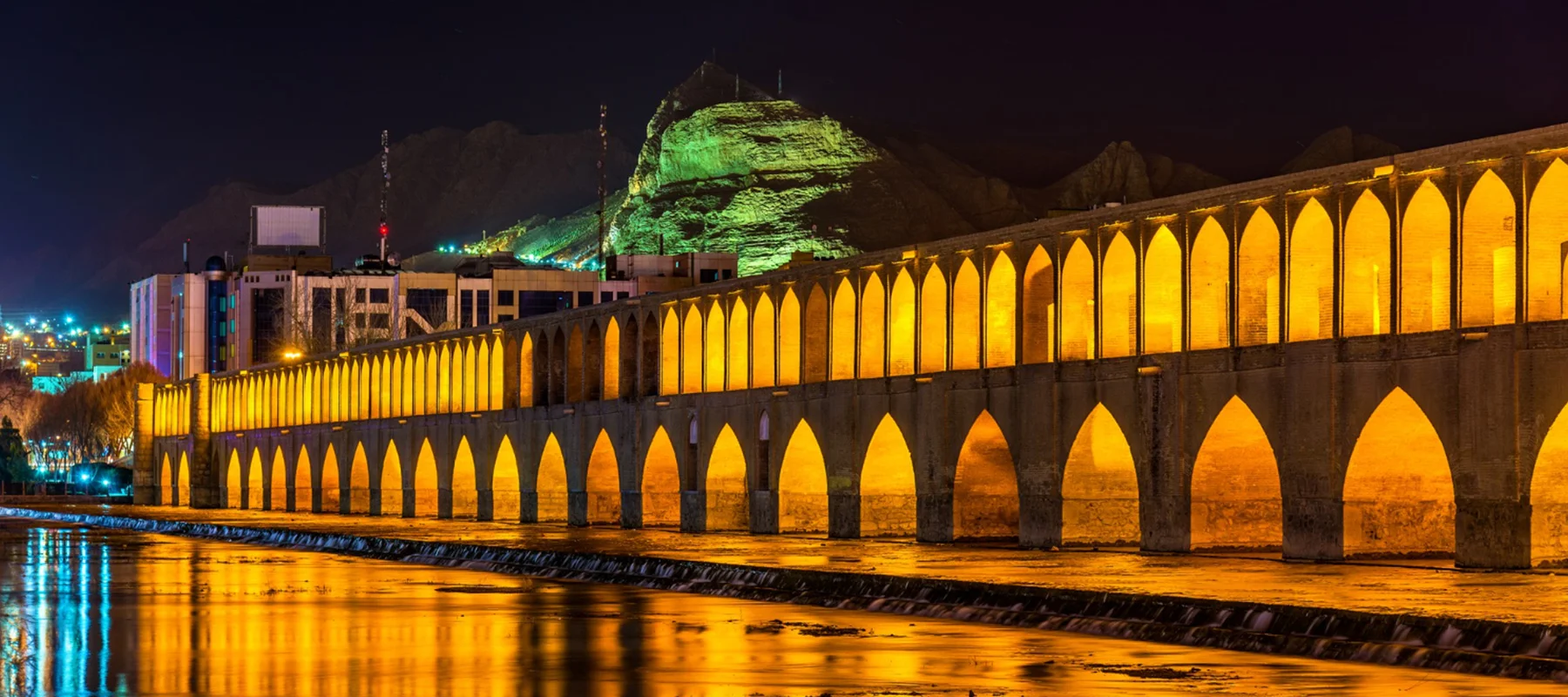 جسر خاجو: أعجوبة تاريخية مميزة